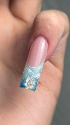 Firkantet negl med isblå glitter