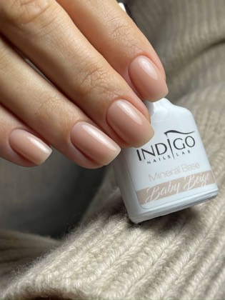 Myke nude negler med Indigo Baby Beige