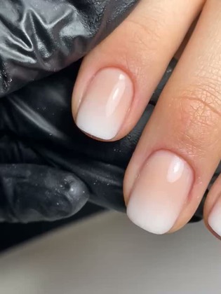 Babyboomer ombre på korte negler