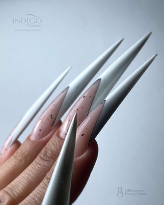 Hvite stiletto-negler